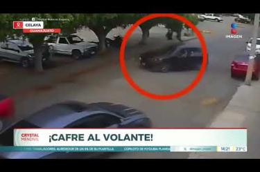 Así fue como esta mujer chocó con tres vehículos y casi atropella a las personas que se encontraban a su alrededor al momento de arrancar su automóvil.
