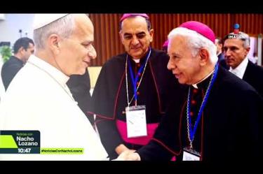 La Conferencia del Episcopado Mexicano entregó al papa León XIV el libro ‘Un nombre, mil voces’, dedicado a las personas #desaparecidas en #México y sus familias, con mil 200 fotos y 300 nombres. De esto trata la publicación del movimiento Diálogo Nacional por la Paz:
#NoticiasConNachoLozano
#NoticiasImagen
¡Como nadie en la noche! #ImagenNoticias con Nacho Lozano de lunes a viernes a las 10:30 pm en el 3.1 #ImagenTelevisión.
Visita nuestro sitio Web: http://bit.ly/2nT2Wz5
Síguenos en nuestras redes:
Instagram: @imagentvnoticias
Tiktok: @imagennoticias
X: @ImagenNoticias_
Facebook: https://www.facebook.com/ImagenTVNoticias/
Aquí encontrarás la mejor información nacional e internacional de Imagen Noticias con Francisco Zea, Paola Rojas, Crystal Mendivil y Nacho Lozano.