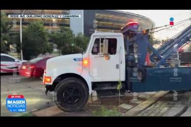 Una camioneta cayó a un barranco de aproximadamente cuatro a cinco metros de profundidad en el cruce de las avenidas Central Guillermo González Camarena y Servidor Público, en la zona de Valle Real en #Zapopan.