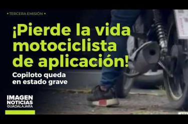 Un conductor de motocicleta que prestaba servicio por aplicación falleció y su pasajero resultó con lesiones graves tras ser embestidos por un automóvil en el cruce de Av. Vallarta y la calle Yaquis, en la Col. Vallarta Norte.