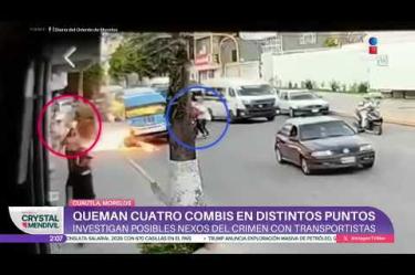 Dos hombres a bordo de una moto bajaron a los pasajeros del transporte y luego le prendieron fuego a la unidad.