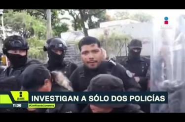 Dos policías fueron separados de sus funciones y llevados a Asuntos Internos tras ser identificados en videos de agresiones durante la protesta por agua sucia frente a Casa Jalisco. También investigarán a bomberos.