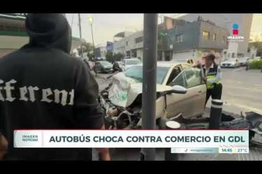 Una colisión entre un vehículo particular conducido por una mujer y un autobús de la ruta 142 se registró en el cruce de Av. Enrique Díaz de León y José María Morelos, en la Col. Americana de #Guadalajara.