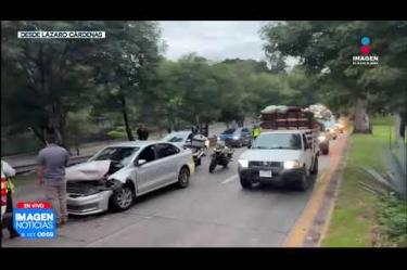 Un fuerte accidente por alcance entre dos vehículos particulares sobre los carriles centrales de la calzada Lázaro Cárdenas, a la altura del Parque de la Liberación y cerca de la Av. 18 de Marzo, provocó un intenso cuello de botella en sentido poniente a oriente.