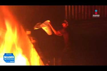 Un voraz incendio registrado durante la madrugada consumió una bodega de carpintería en el cruce de las calles Niños Héroes e Iturbide, en el poblado de San Agustín, dentro del municipio de #Tlajomulco de Zúñiga.
#NoticiasImagen
Síguenos en nuestras redes:
Instagram: https://www.instagram.com/imagentvgdl/
TikTok: https://www.tiktok.com/@imagennoticias
Twitter: https://twitter.com/ImagenTVGDL
Facebook: https://www.facebook.com/ImagenTVGDL/
Visita nuestro sitio Web: https://www.imagentv.com/guadalajara
Mantente siempre informado con las noticias sobre los acontecimientos más importantes a nivel nacional con Erick Breguer.
¡Déjanos tus comentarios, da like, comparte y suscríbete!