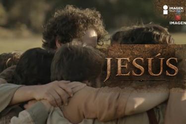 Un llamado divino, una prueba de fe y el nacimiento de una nueva hermandad. Descubre el momento crucial en que Jesús elige a sus doce apóstoles en este conmovedor episodio.<br /><br />Sigue la historia de sacrificio, duda y redención mientras los personajes enfrentan duras verdades sobre el amor, la familia y el destino. Desde profundas promesas hasta dolorosas despedidas, este relato explora la fortaleza del espíritu humano.<br /><br />Explora cómo la fe y la lealtad se forjan en los momentos más difíciles. Aprende sobre el poder transformador de la vocación y los desafíos que conlleva seguir un camino sagrado, revelando la fuerza que reside en la comunidad y la creencia compartida.<br /><br />#JesusYSusApostoles #FeYSacrificio #BibliaNarrada