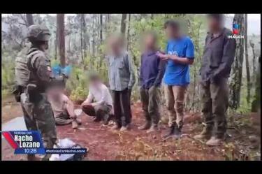 Tras 22 días desaparecidos, hallaron a 6 de los 7 campesinos supuestamente secuestrados por criminales en #Ajuchitlán, #Guerrero. La Fiscalía asegura que la localización se dio gracias trabajos de inteligencia, pero el Ejido El Balcón rechaza esa versión:
#NoticiasConNachoLozano
#NoticiasImagen
¡Como nadie en la noche! #ImagenNoticias con Nacho Lozano de lunes a viernes a las 10:30 pm en el 3.1 #ImagenTelevisión.
Visita nuestro sitio Web: http://bit.ly/2nT2Wz5
Síguenos en nuestras redes:
Instagram: @imagentvnoticias
Tiktok: @imagennoticias
X: @ImagenNoticias_
Facebook: https://www.facebook.com/ImagenTVNoticias/
Aquí encontrarás la mejor información nacional e internacional de Imagen Noticias con Francisco Zea, Paola Rojas, Crystal Mendivil y Nacho Lozano.
