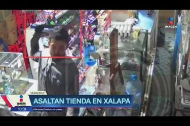 Un sujeto entró con un machete a una tienda en #Xalapa, #Veracruz. Amenazó al encargado mientras otra mujer presuntamente robaba productos. Los vecinos comentan que es muy común ver a sujetos con mochila dando vueltas en la zona con intención de #robar a comercios:

#NoticiasConNachoLozano
#NoticiasImagen 

¡Como nadie en la noche! #ImagenNoticias con Nacho Lozano de lunes a viernes a las 10:30 pm en el 3.1 #ImagenTelevisión. 

Visita nuestro sitio Web: http://bit.ly/2nT2Wz5 

Síguenos en nuestras redes: 
Instagram: @imagentvnoticias 
Tiktok: @imagennoticias 
X: @ImagenNoticias_ 
Facebook: https://www.facebook.com/ImagenTVNoticias/ 

Aquí encontrarás la mejor información nacional e internacional de Imagen Noticias con Francisco Zea, Paola Rojas, Crystal Mendivil y Nacho Lozano.