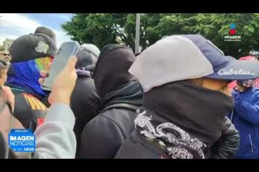 Una manifestación con cerca de 9,500 personas que avanzó desde el Parque Revolución concluyó en conatos de violencia, robos a comercios y vandalismo en el Palacio de Gobierno y el Congreso del Estado, en #Guadalajara.
#NoticiasImagen
Síguenos en nuestras redes:
Instagram: https://www.instagram.com/imagentvgdl/
TikTok: https://www.tiktok.com/@imagennoticias
Twitter: https://twitter.com/ImagenTVGDL
Facebook: https://www.facebook.com/ImagenTVGDL/
Visita nuestro sitio Web: https://www.imagentv.com/guadalajara
Mantente siempre informado con las noticias sobre los acontecimientos más importantes a nivel nacional con Erick Breguer.
¡Déjanos tus comentarios, da like, comparte y suscríbete!