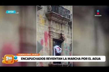 Encapuchados lanzaron petardos y bombas molotov, agredieron a reporteros y causaron destrozos durante la segunda marcha por el agua contaminada en Guadalajara. Ciudadanos los enfrentaron afuera de Palacio de Gobierno.
#NoticiasImagen #ImagenNoticias530
Visita nuestro sitio web: http://www.imagentv.com
No te pierdas Imagen Noticias 5:30 con Marlene Stahl, Nuria Gil y Adriana Treviño de lunes a viernes por Imagen Televisión.
TikTok 5:30: https://www.tiktok.com/@imagennoticias530
TikTok Noticias: https://www.tiktok.com/@imagennoticias
Instagram 5:30: https://www.instagram.com/imagennoticias530
Instagram Noticias: https://www.instagram.com/imagentvnoticias/
X 5:30: https://x.com/imagen530
X Noticias: https://twitter.com/ImagenNoticias_
X Televisión: https://twitter.com/ImagenTVMex
Facebook Noticias: https://www.facebook.com/ImagenTVNoticias
Aquí encontrarás la mejor información nacional e internacional de Imagen Noticias con Francisco Zea, Nacho Lozano, Crystal Mendivil, Enrique Sánchez y Paola Rojas.