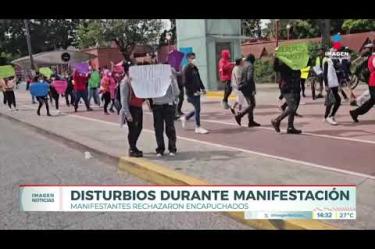 Miles de personas marcharon este domingo 18 de octubre desde el #ParqueRevolución para exigir el suministro de agua limpia en sus viviendas y comercios dentro de la ZMG. Sin embargo, la movilización ciudadana se vio empañada en el Centro Histórico por un grupo de encapuchados que causó destrozos, saqueos en locales comerciales e incendios en las sedes del Congreso del Estado y el Poder Judicial. 

#NoticiasImagen

Síguenos en nuestras redes:

Instagram: https://www.instagram.com/imagentvgdl/
TikTok: https://www.tiktok.com/@imagennoticias
Twitter: https://twitter.com/ImagenTVGDL
Facebook: https://www.facebook.com/ImagenTVGDL/
Visita nuestro sitio Web: https://www.imagentv.com/guadalajara

Mantente siempre informado con las noticias sobre los acontecimientos más importantes a nivel nacional con Carolina Martínez.

¡Déjanos tus comentarios, da like, comparte y suscríbete!