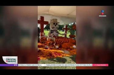 A casi dos semanas del Día de Muertos, está llena de flores de cempasúchil y calaveras vestidas de manta, con canastos llenos de flores.