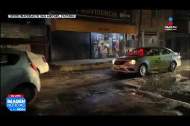 Vecinos y automovilistas denunciaron las severas condiciones de abandono en las que se encuentra la Av. Emiliano Zapata, a la altura de Octava Oriente, en la colonia Praderas de San Antonio, en #Zapopan.