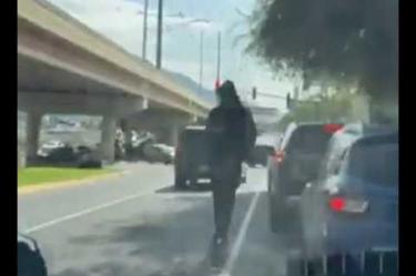 Graban a un hombre viajando imprudentemente sobre un scooter en San Pedro Garza García.
No te pierdas Imagen Noticias Monterrey con Brenda Cavazos de lunes a viernes por Imagen Televisión Monterrey.
Síguenos en nuestras redes
Instagram: https://www.instagram.com/imagentvmonterrey/
Twitter: https://twitter.com/ImagenTVMTY
Facebook: https://www.facebook.com/ImagenTVMTY/
Mantente siempre informado con las noticias sobre los acontecimientos más importantes a nivel nacional con Claudia Ovalle y Brenda Cavazos.
¡Dale like y suscríbete!