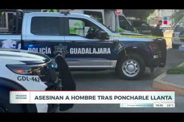 Un hombre de 41 años fue asesinado de un disparo en la cabeza frente a su domicilio en la Col. Hernández Romo, #Guadalajara. Las investigaciones de la Fiscalía del Estado señalan que los agresores habrían dañado deliberadamente el neumático de su vehículo para obligarlo a salir.
#NoticiasImagen
Síguenos en nuestras redes:
Instagram: https://www.instagram.com/imagentvgdl/
TikTok: https://www.tiktok.com/@imagennoticias
Twitter: https://twitter.com/ImagenTVGDL
Facebook: https://www.facebook.com/ImagenTVGDL/
Visita nuestro sitio Web: https://www.imagentv.com/guadalajara
Mantente siempre informado con las noticias sobre los acontecimientos más importantes a nivel nacional con Carolina Martínez.
¡Déjanos tus comentarios, da like, comparte y suscríbete!