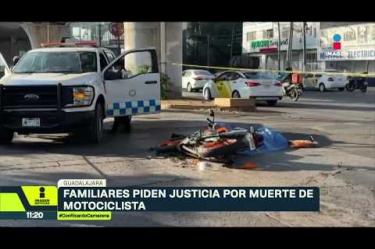 Una cámara captó el momento en que una camioneta negra embistió a un motociclista en Calzada Revolución, Guadalajara. El hombre murió y los responsables huyeron; aún no han sido identificados.