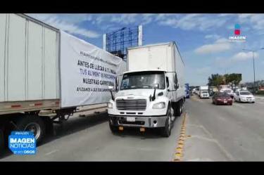 Con mantas y consignas sobre #CarreteraaChapala y #Periférico, decenas de tractocamiones iniciaron su marcha lenta hacia el aeropuerto dentro del paro nacional. El gremio exige al gobierno federal frenar la inseguridad en autopistas y rebajar cuotas de peaje, diésel e impuestos.
#NoticiasImagen
Síguenos en nuestras redes:
Instagram: https://www.instagram.com/imagentvgdl/
TikTok: https://www.tiktok.com/@imagennoticias
Twitter: https://twitter.com/ImagenTVGDL
Facebook: https://www.facebook.com/ImagenTVGDL/
Visita nuestro sitio Web: https://www.imagentv.com/guadalajara
Mantente siempre informado con las noticias sobre los acontecimientos más importantes a nivel nacional con Erick Breguer.
¡Déjanos tus comentarios, da like, comparte y suscríbete!
