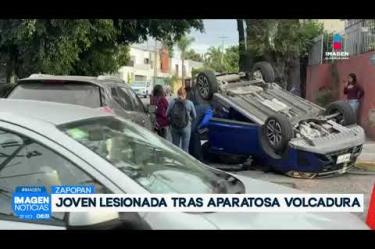 Una mujer de aproximadamente 25 años resultó lesionada luego de que la camioneta que conducía volcara con las llantas hacia arriba tras un choque registrado en el cruce de Gabrielle D’Annunzio y Carlos Dickens, en la colonia Jardines Vallarta de #Zapopan.

#NoticiasImagen

Síguenos en nuestras redes:

Instagram: https://www.instagram.com/imagentvgdl/
TikTok: https://www.tiktok.com/@imagennoticias
Twitter: https://twitter.com/ImagenTVGDL
Facebook: https://www.facebook.com/ImagenTVGDL/
Visita nuestro sitio Web: https://www.imagentv.com/guadalajara

Mantente siempre informado con las noticias sobre los acontecimientos más importantes a nivel nacional con Erick Breguer.

¡Déjanos tus comentarios, da like, comparte y suscríbete!