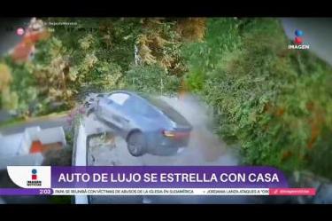 Un auto de lujo chocó contra el portón y destruyó un muro de seguridad de una vivienda en Lomas del Chamizal, Cuajimalpa. El conductor habría salido ileso.