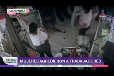 Cinco mujeres irrumpieron en una tienda de celulares en Tlalnepantla, Estado de México, y golpearon a dos trabajadores. Vecinos señalan que la agresión derivó de un conflicto con comerciantes ambulantes.