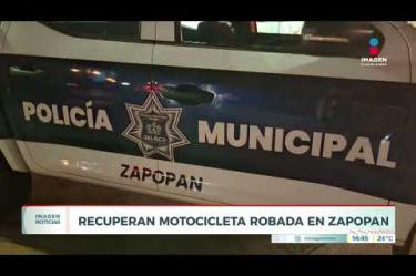 Elementos de la Comisaría de Seguridad Pública de #Zapopan recuperaron una motocicleta que contaba con reporte de robo vigente desde mayo de 2024 y detuvieron al sujeto que la conducía por calles de la Col. Loma Bonita.