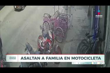 Cámaras de videovigilancia de un establecimiento de abarrotes captaron el momento en que una pareja que viajaba con su bebé en brazos fue asaltada en la Col. San Onofre, en el municipio de #Guadalajara.
#NoticiasImagen
Síguenos en nuestras redes:
Instagram: https://www.instagram.com/imagentvgdl/
TikTok: https://www.tiktok.com/@imagennoticias
Twitter: https://twitter.com/ImagenTVGDL
Facebook: https://www.facebook.com/ImagenTVGDL/
Visita nuestro sitio Web: https://www.imagentv.com/guadalajara
Mantente siempre informado con las noticias sobre los acontecimientos más importantes a nivel nacional con Carolina Martínez.
¡Déjanos tus comentarios, da like, comparte y suscríbete!