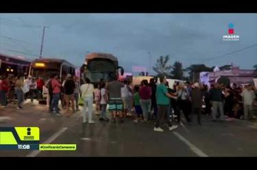 Vecinos de Tlaquepaque mantienen bloqueada la carretera a Chapala tras casi seis horas de protesta para exigir agua limpia. Denuncian semanas sin servicio y advierten que seguirán hasta obtener una solución.