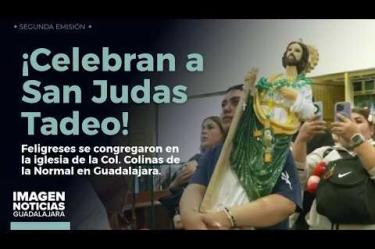 Cientos de feligreses se congregaron desde tempranas horas en la iglesia dedicada a #SanJudasTadeo, ubicada en la Col. Colinas de la Normal en #Guadalajara, para celebrar la festividad del patrono de las causas difíciles y desesperadas.
#NoticiasImagen
Síguenos en nuestras redes:
Instagram: https://www.instagram.com/imagentvgdl/
TikTok: https://www.tiktok.com/@imagennoticias
Twitter: https://twitter.com/ImagenTVGDL
Facebook: https://www.facebook.com/ImagenTVGDL/
Visita nuestro sitio Web: https://www.imagentv.com/guadalajara
Mantente siempre informado con las noticias sobre los acontecimientos más importantes a nivel nacional con Carolina Martínez.
¡Déjanos tus comentarios, da like, comparte y suscríbete!