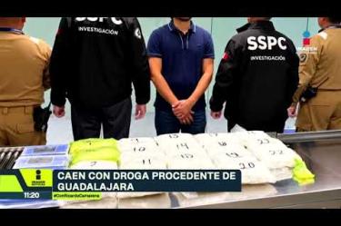 Casi 50 kilos de droga fueron asegurados en el AICM y cuatro personas detenidas. Dos pasajeros llegaron desde Guadalajara; investigan cómo los cargamentos abordaron vuelos comerciales sin ser detectados.