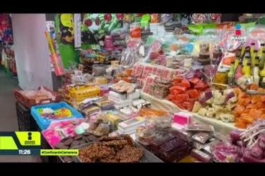 Con más de 90 años de tradición, la Feria del Cartón y del Juguete continúa en el Parque Morelos de Guadalajara. Comerciantes ofrecen artículos para celebrar el Día de Muertos.