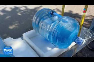 A dos semanas de haber ingresado formalmente al esquema de rotación del suministro de agua potable, habitantes y comerciantes de la colonia General Real en #Guadalajara denuncian la ausencia absoluta del servicio en sus tomas domiciliarias.
#NoticiasImagen
Síguenos en nuestras redes:
Instagram: https://www.instagram.com/imagentvgdl/
TikTok: https://www.tiktok.com/@imagennoticias
Twitter: https://twitter.com/ImagenTVGDL
Facebook: https://www.facebook.com/ImagenTVGDL/
Visita nuestro sitio Web: https://www.imagentv.com/guadalajara
Mantente siempre informado con las noticias sobre los acontecimientos más importantes a nivel nacional con Erick Breguer.
¡Déjanos tus comentarios, da like, comparte y suscríbete!