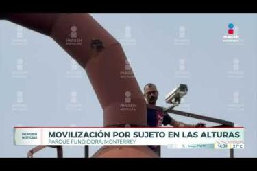 Un hombre permanece desde hace cuatro horas en lo alto de una estructura en Parque Fundidora. Bomberos y Protección Civil intentan hacerlo bajar.