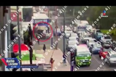 Un automovilista perdió el control en Calzada de las Bombas, Coyoacán, subiéndose a la banqueta e impactando a peatones, un negocio y varios vehículos. El accidente dejó una mujer de 50 años fallecida y cuatro lesionados. El conductor, Dylan "N", de 25 años, fue detenido por la SSC. 

#NoticiasConNachoLozano
#NoticiasImagen  

¡Como nadie en la noche! #ImagenNoticias con Nacho Lozano de lunes a viernes a las 10:30 pm en el 3.1 #ImagenTelevisión. 

Visita nuestro sitio Web: http://bit.ly/2nT2Wz5 

Síguenos en nuestras redes: 
Instagram: @imagentvnoticias 
Tiktok: @imagennoticias 
X: @ImagenNoticias_ 
Facebook: https://www.facebook.com/ImagenTVNoticias/ 

Aquí encontrarás la mejor información nacional e internacional de Imagen Noticias con Francisco Zea, Paola Rojas, Crystal Mendivil y Nacho Lozano.